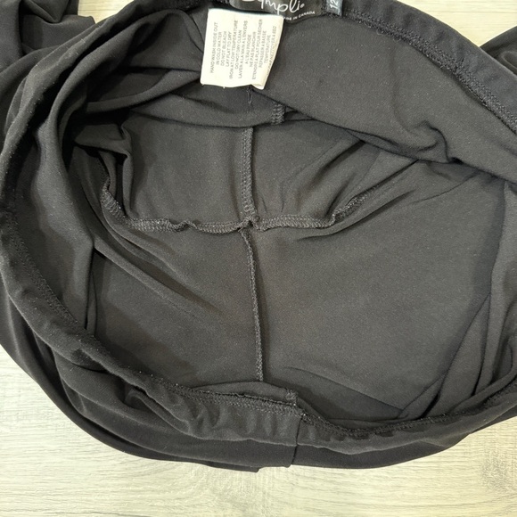 Sympli White House Design Company Floral Cut Out Black Leggings Made in Canada - Picture 17 of 17